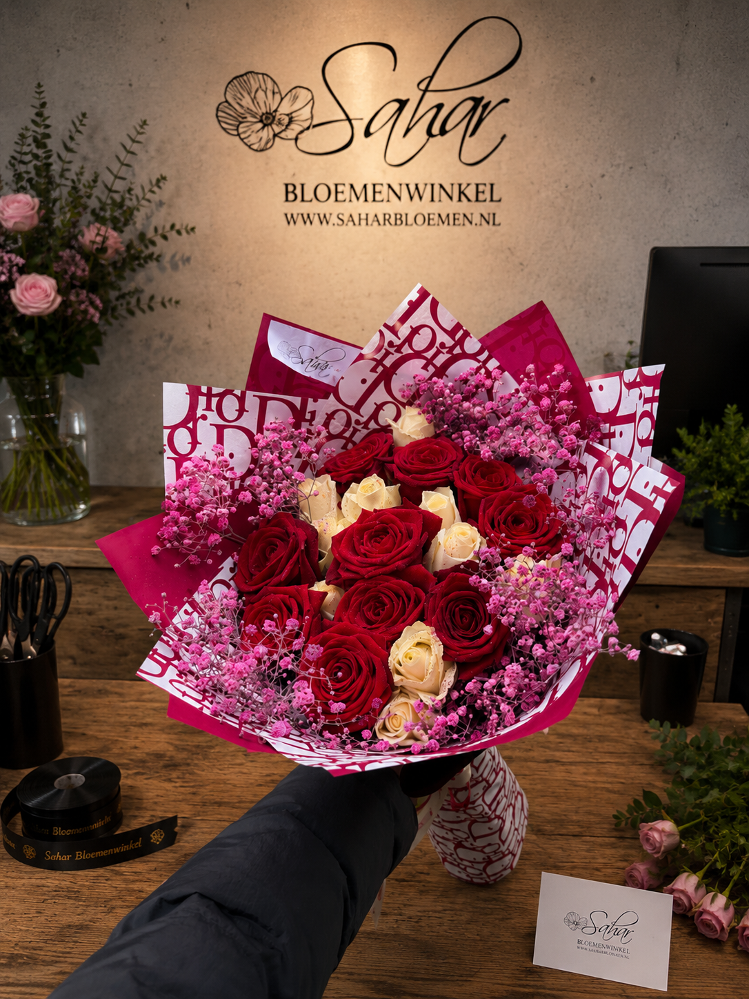 Rode rozen DiorBoeket + Roze gipskruid